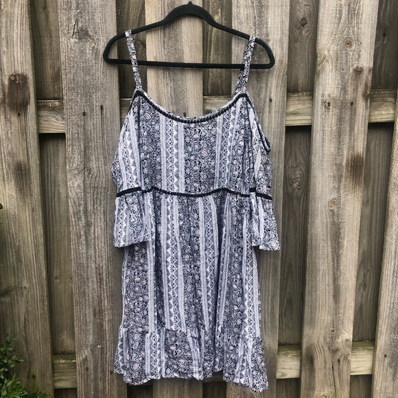 Torrid off the shoulder Challis mini dress. - Picture 4 of 10